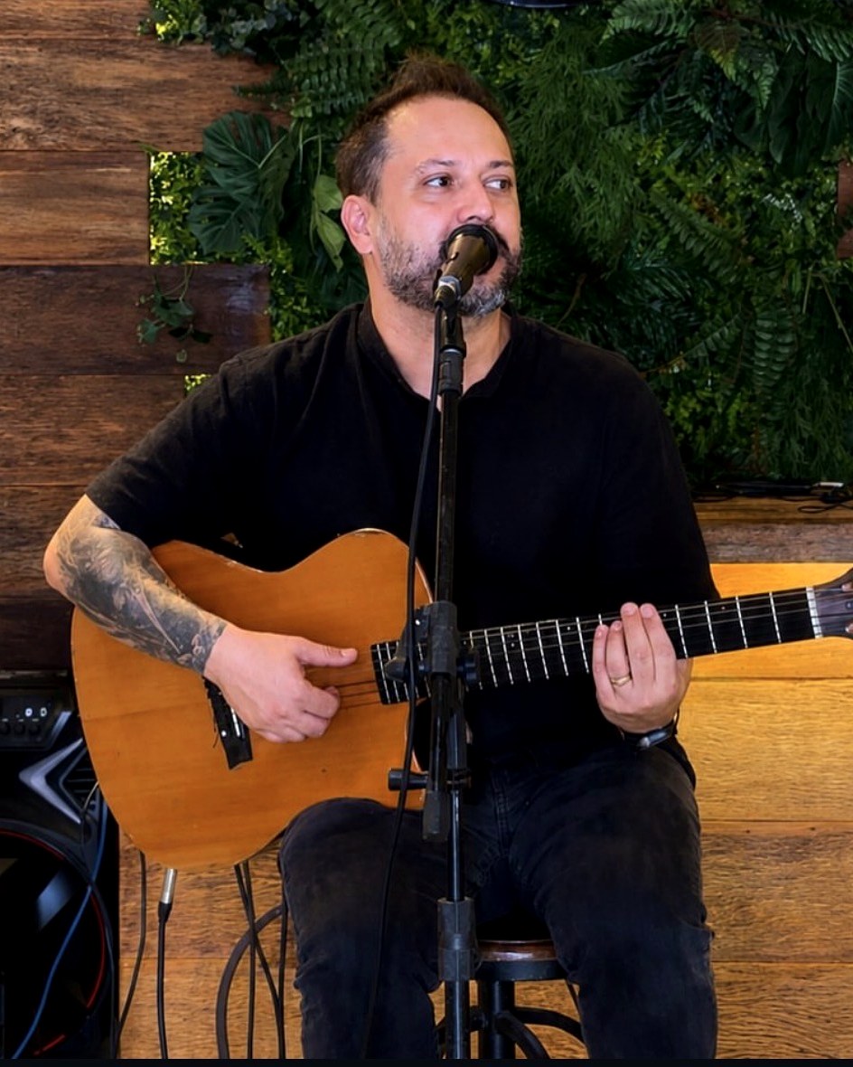 Thiago Pimenta, cantor de Belo Horizonte, cantando ao vivo
